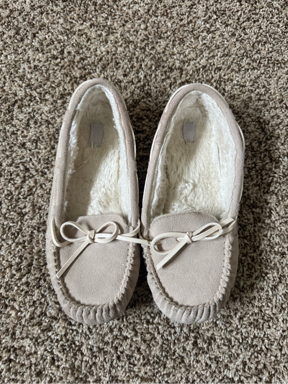 Cozy Women's Faux-Suede Moccasin Slippers in Light Beige